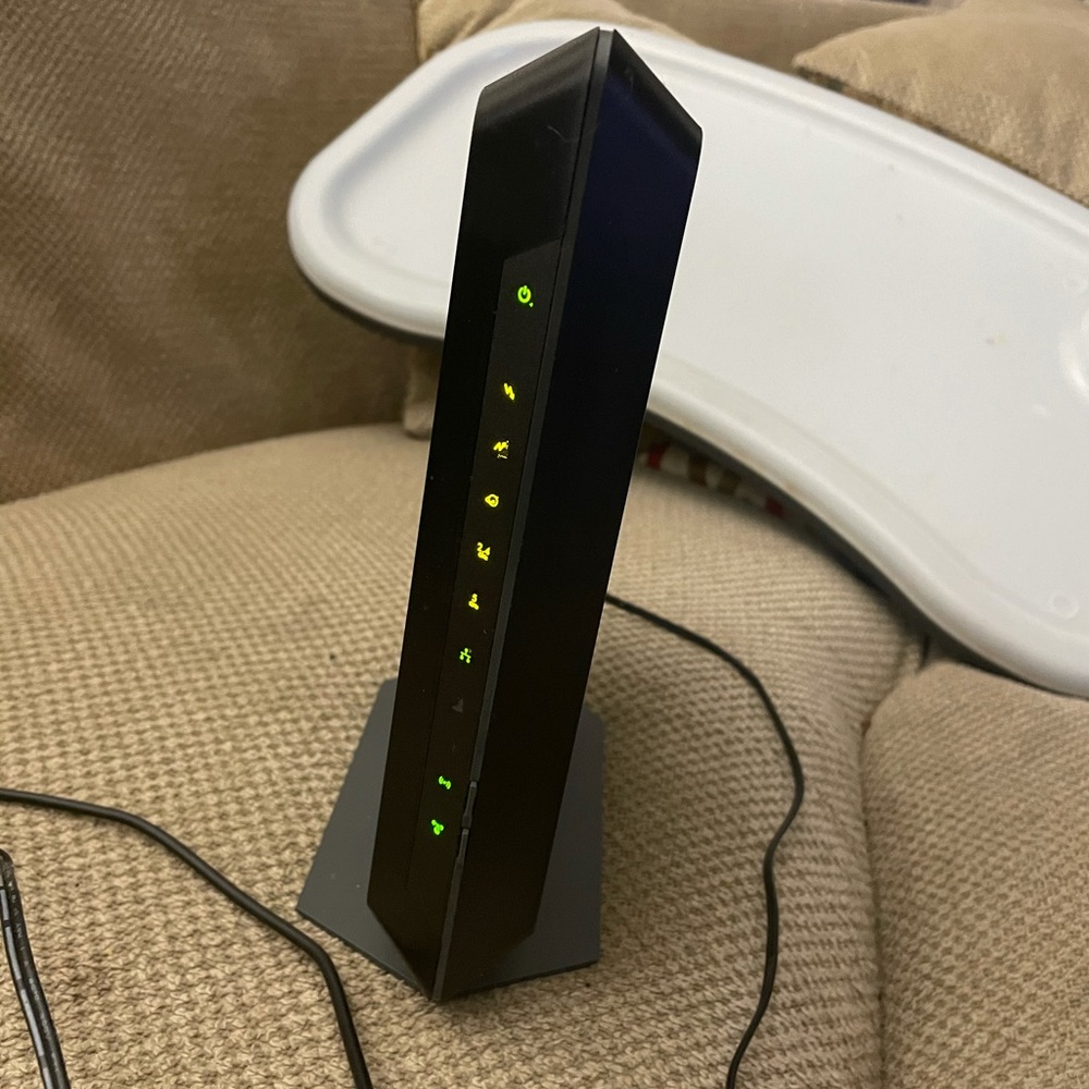 Net gear AC1900 WiFi cable modem router
